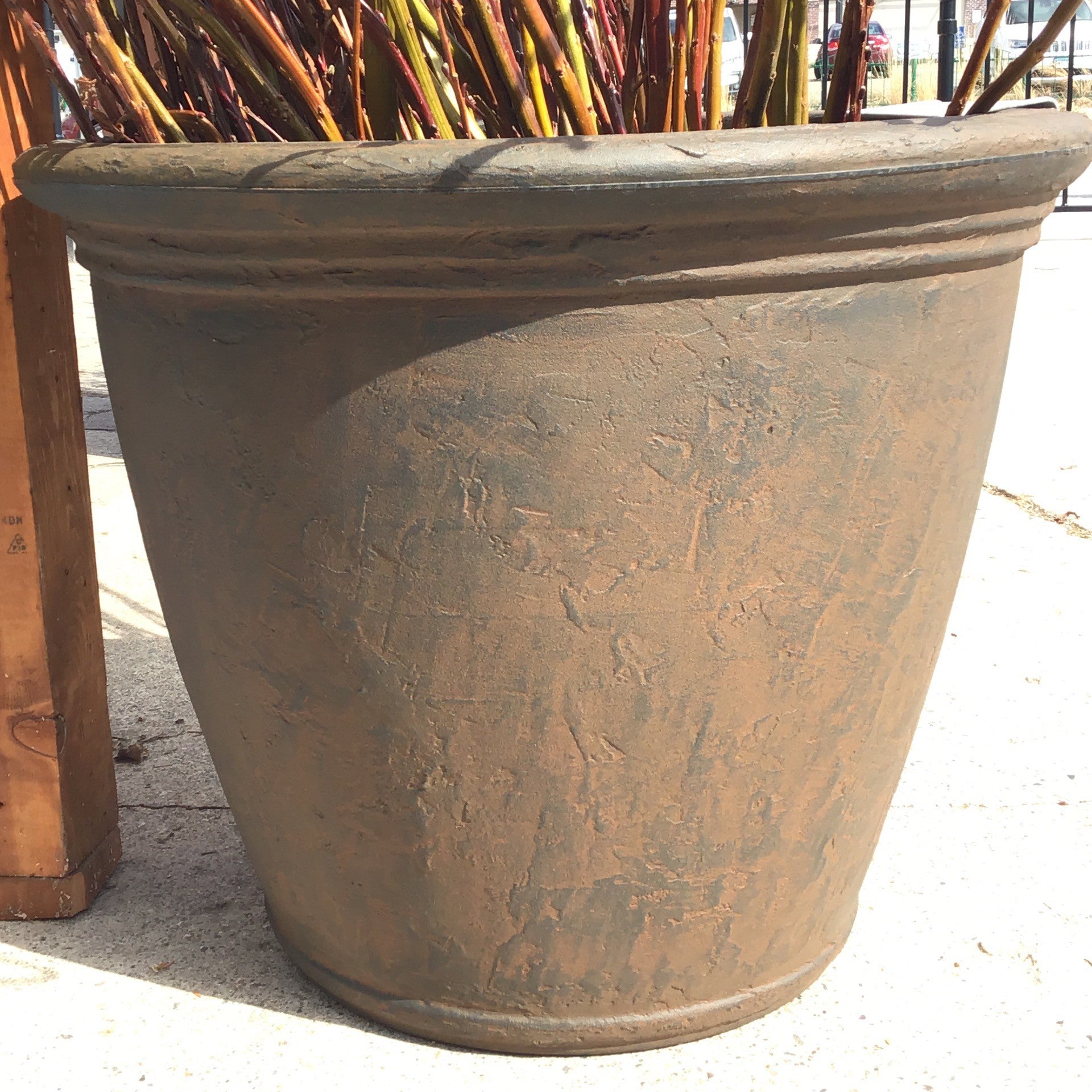 Kiri Planter Resin 24”; Rust